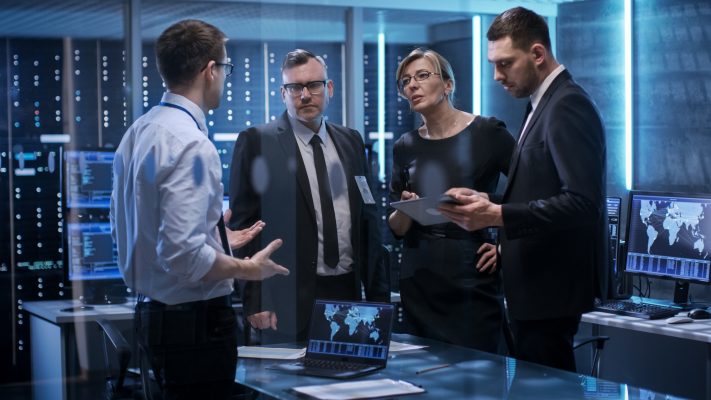 Ein Team bespricht IT und Insolvenz