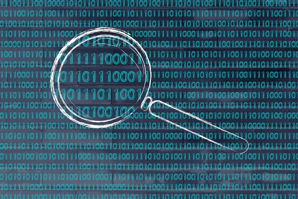 Datenextraktion - Lupe fährt über Daten